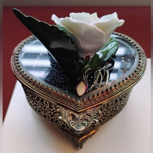 AUTHENTIC EUROPEAN ANTIQUE White Porcelain Rose - HOME DECOR - MADE IN HUNGARY🕊 - Picture 2 of 7